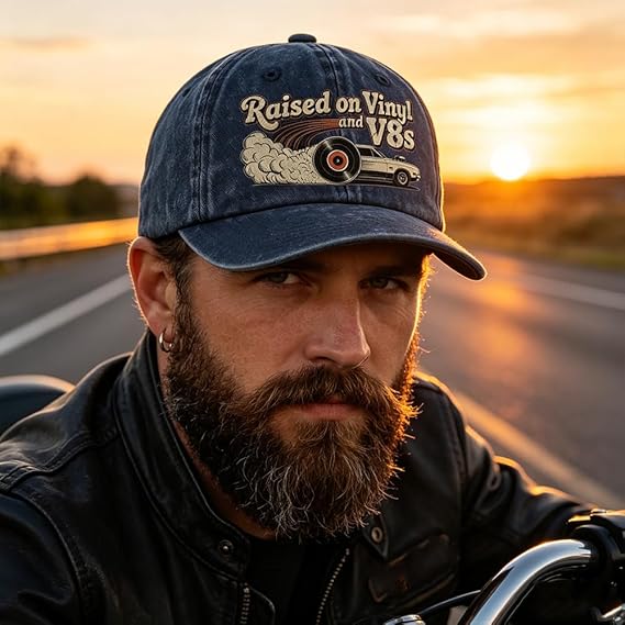 🏽Siste dag med 49 % rabatt – «Raised on Vinyl and V8s» – den broderte klassiske capsen for bilentusiaster