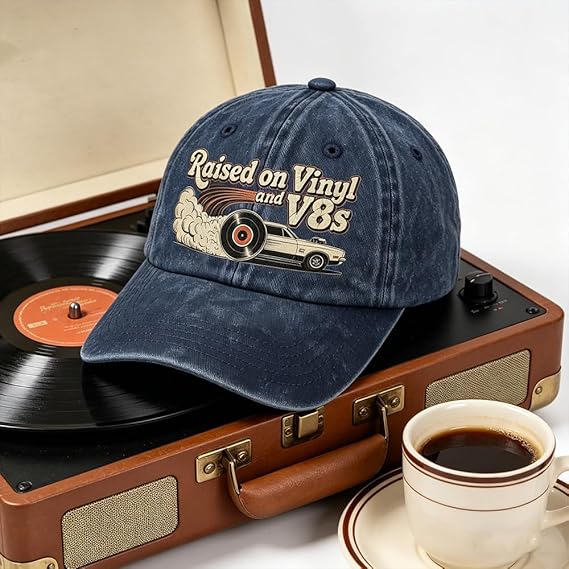 🏽Siste dag med 49 % rabatt – «Raised on Vinyl and V8s» – den broderte klassiske capsen for bilentusiaster