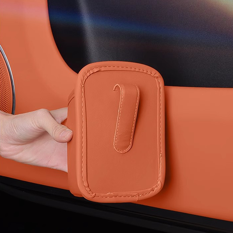🥳STORT SALG 2026🥳💞Over 50 000 solgt!🚗🧺 50 % RABATT! Koppholder i skinn til bildøren – Bred åpning, lett tilgjengelig for drikke og telefon. Sikker festing med klips. PU-skinn, slitesterkt og stilig. 🛡️
